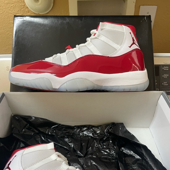 Air Jordan 11 Cherry size 9